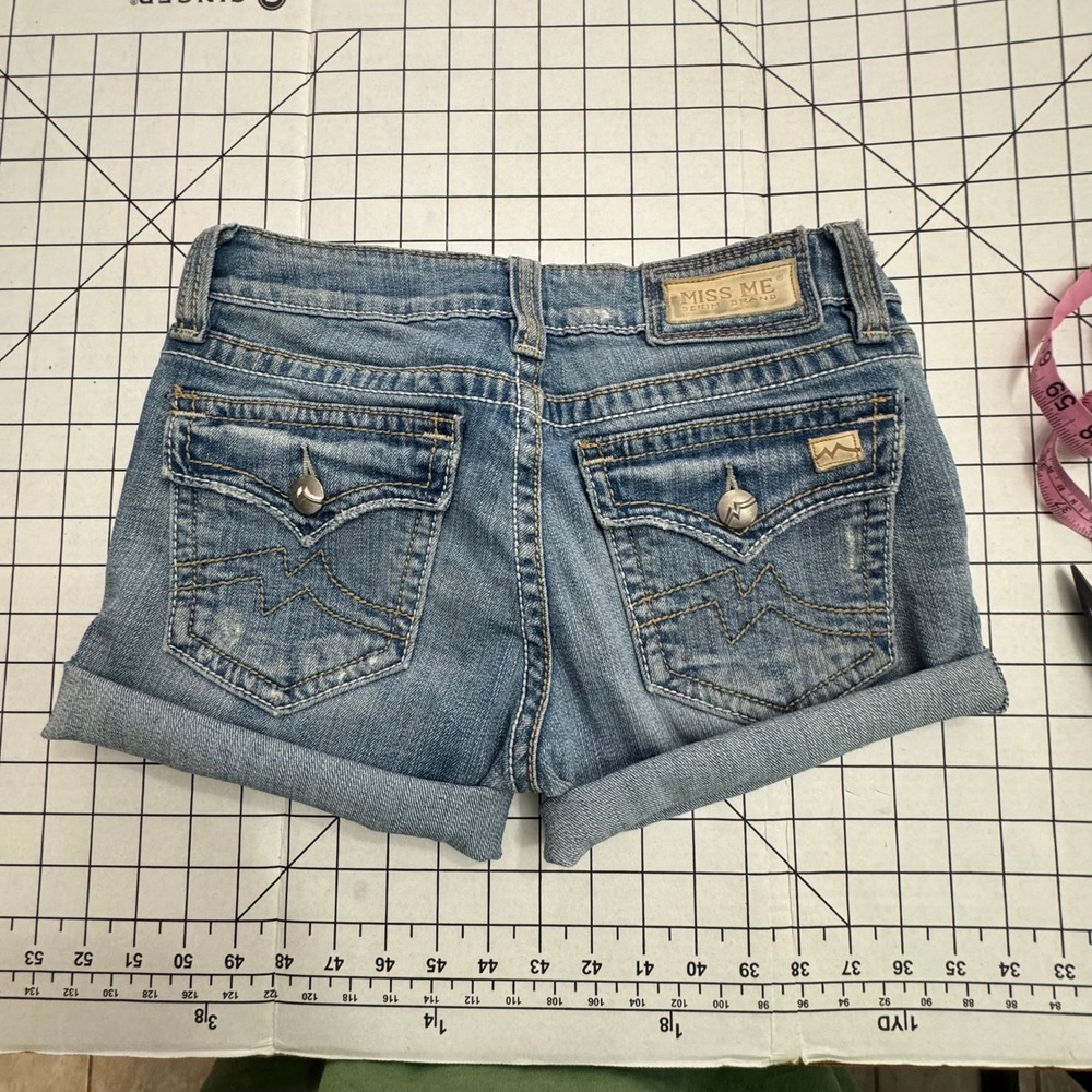 Miss Me Irene Boot Denim Shorts Medium Wash Distressed Cuffed Blue Womens 28